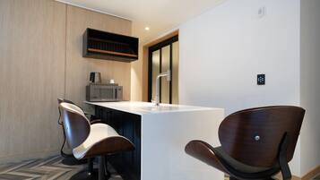 Terrace Suite | Individually decorated, individually furnished, free WiFi, bed sheets