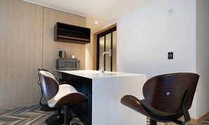 Decoración personalizada, muebles diferentes y wifi gratis