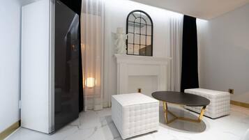 Queen Room - Terrace | Individually decorated, individually furnished, free WiFi, bed sheets