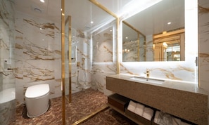 Royal Suite | Badezimmer | Kostenlose Toilettenartikel, Haartrockner, Bademäntel, Hausschuhe
