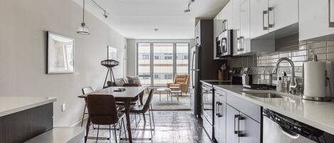 Réfrigérateur, micro-ondes, four, plaque de cuisson