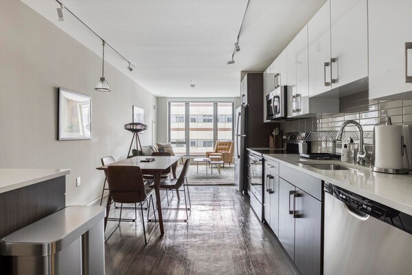 Réfrigérateur, four à micro-ondes, un four, surface de cuisson