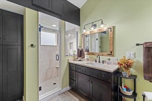 Secadora de cabello, toallas, jabón, shampoo 