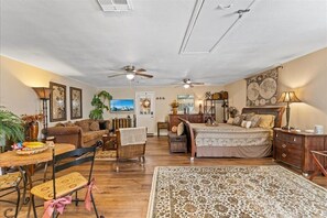 1 habitación, escritorio, tabla de planchar con plancha y cuna de viaje 