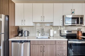 Een koelkast, een microgolfoven, een oven, een kookplaat