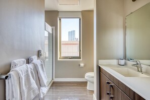 Een haardroger, handdoeken