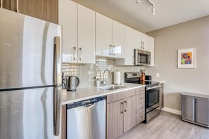 冷蔵庫、電子レンジ、オーブン、コンロ