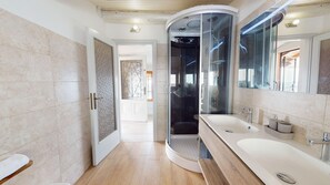 Shower, hair dryer, bidet, towels