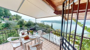 Outdoor dining - Casale Massina ATTICO AGATA By Bookinggardalake (Salò)