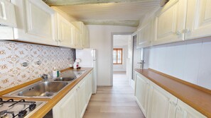 Fridge, microwave, oven, coffee/tea maker