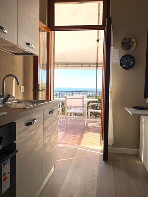 Fridge, oven, coffee/tea maker, electric kettle