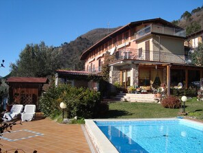 Pool - Casale Massina GIADA a Salò By Bookinggardalake (Salò)