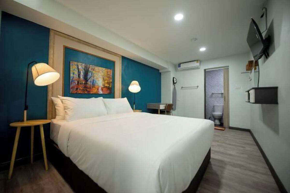 Egyptian cotton sheets, premium bedding, down comforters, in-room safe