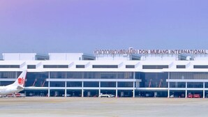 Un terminal d’aéroport moderne avec une signalisation claire indiquant « aéroport international de Don Mueang ».