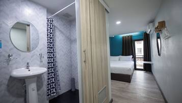 Deluxe Apartment | Bathroom | Shower, hydromassage showerhead, towels