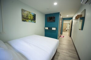 Apartamento Deluxe | Caja fuerte, decoración individual, mobiliario individual y escritorio