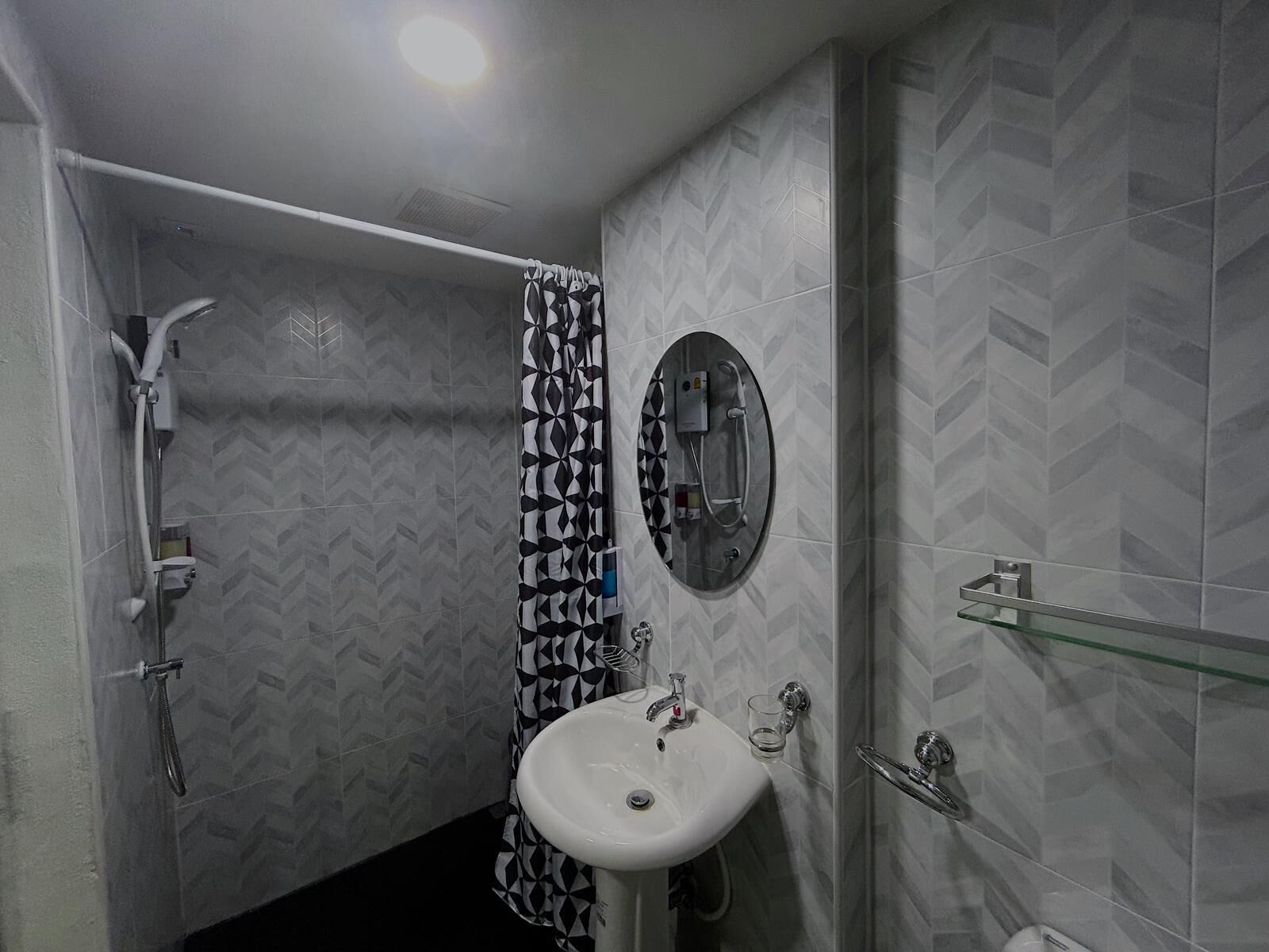 Un baño con ducha, lavamanos e inodoro.