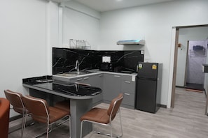 Superior Apartment | Private kitchen | Fridge, microwave, electric kettle, toaster - SkyLink Homes (Bangkok)