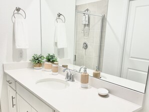 Doccia, asciugamani, sapone, shampoo