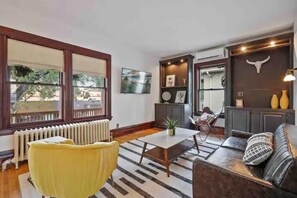 TV - Spacious★ Modern ★ Luxury+ Hot Tub & Patio (Minneapolis)