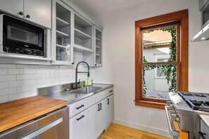 Private kitchen - Spacious★ Modern ★ Luxury+ Hot Tub & Patio (Minneapolis)