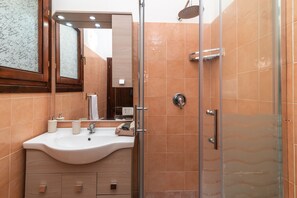 Shower, bidet, towels