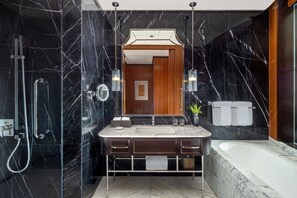 Zimmer, 2 Einzelbetten, Balkon, Turm | Badezimmer