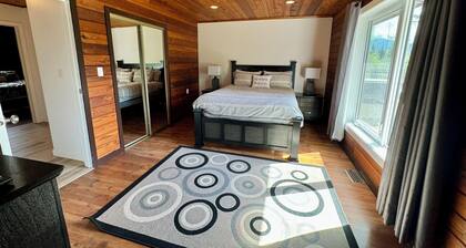 Large mountain home with heated pool and hot tub. Family getaway in Valemount