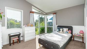 4 bedrooms, desk, iron/ironing board, WiFi