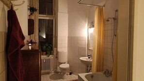 Hårtork, handdukar, tvål och toalettpapper