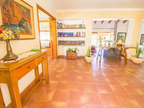 A room with a wooden desk, a bookshelf, a painting, and a tiled floor. - Magnificent villa with a spectacular pool (Buger)