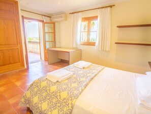 3 bedrooms, iron/ironing board, Internet, bed sheets - Magnificent villa with a spectacular pool (Buger)