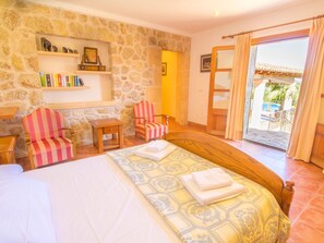 3 habitaciones, tabla de planchar con plancha, internet y ropa de cama 