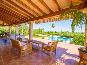 Outdoor dining - Magnificent villa with a spectacular pool (Buger)