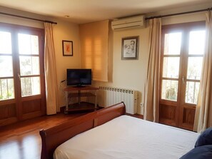 3 habitaciones, escritorio y tabla de planchar con plancha