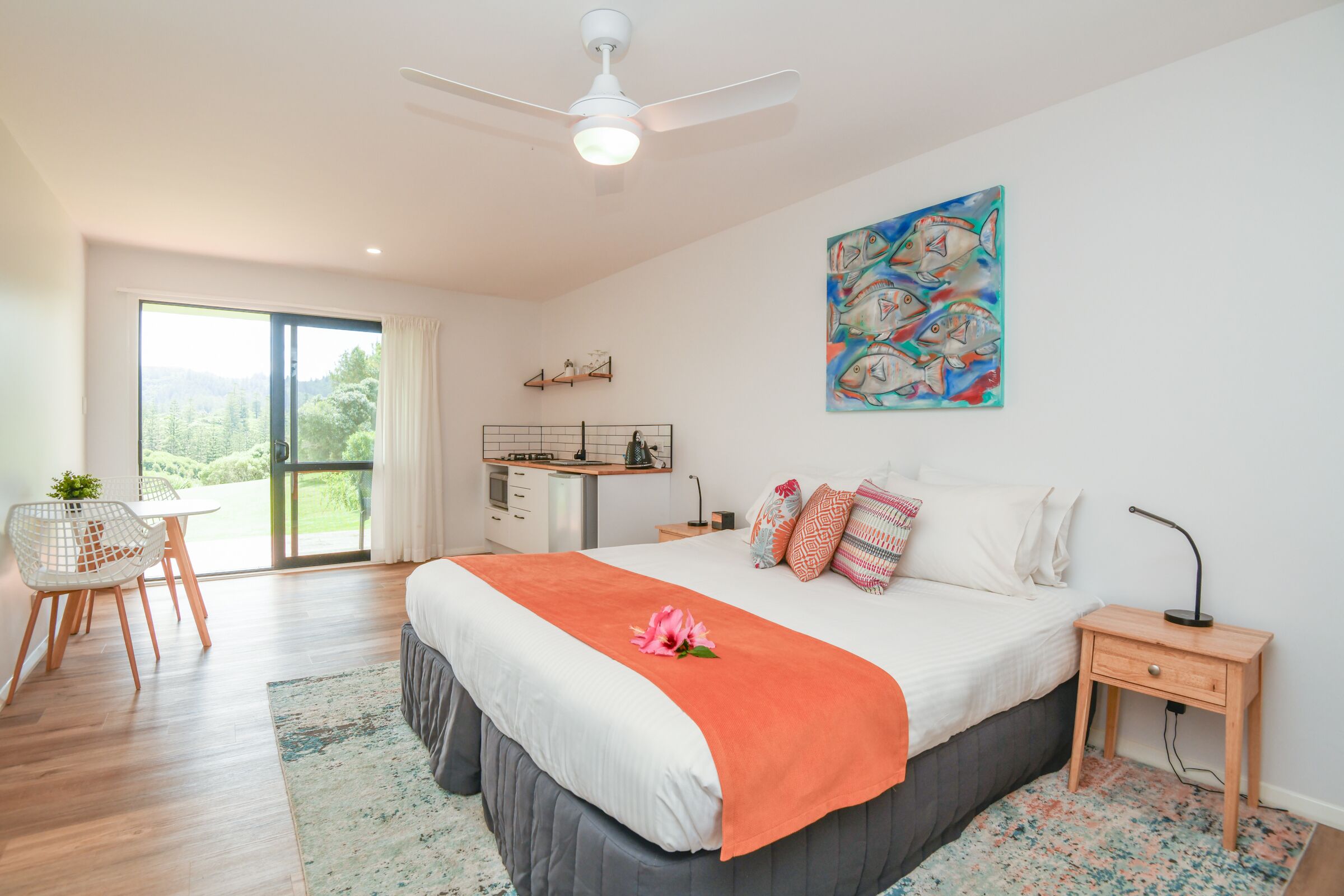 Estudio | Escritorio, espacio para trabajar con laptop y wifi gratis 