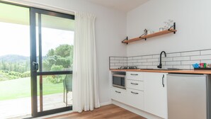 Studio | Eget kjøkken | Minikjøleskap, mikrobølgeovn, ovn og kokeplater
