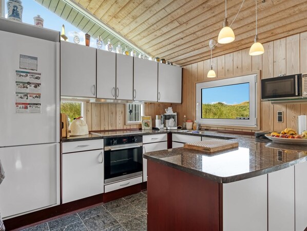 Kühlschrank, Mikrowelle, Ofen, Geschirrspüler