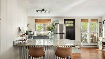 Køleskab, mikrobølgeovn, ovn, kogeplade