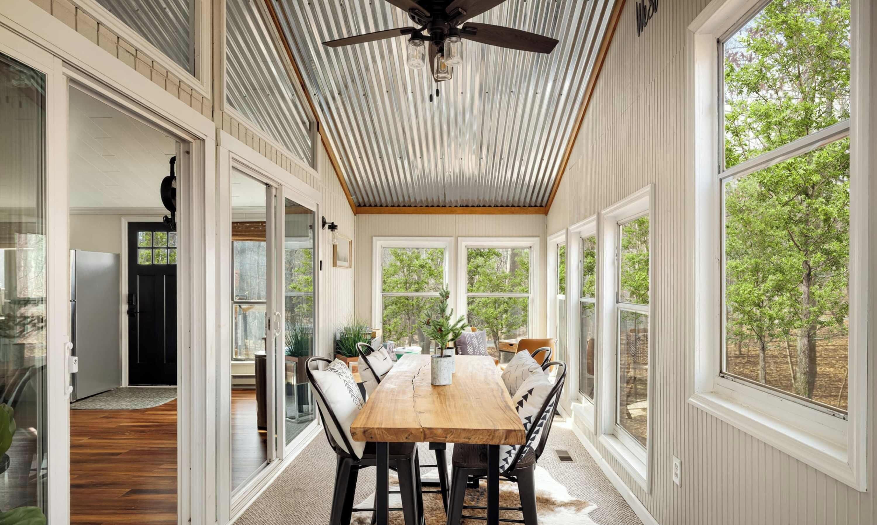 Un espace repas comprenant une table en bois, des chaises et un ventilateur de plafond.