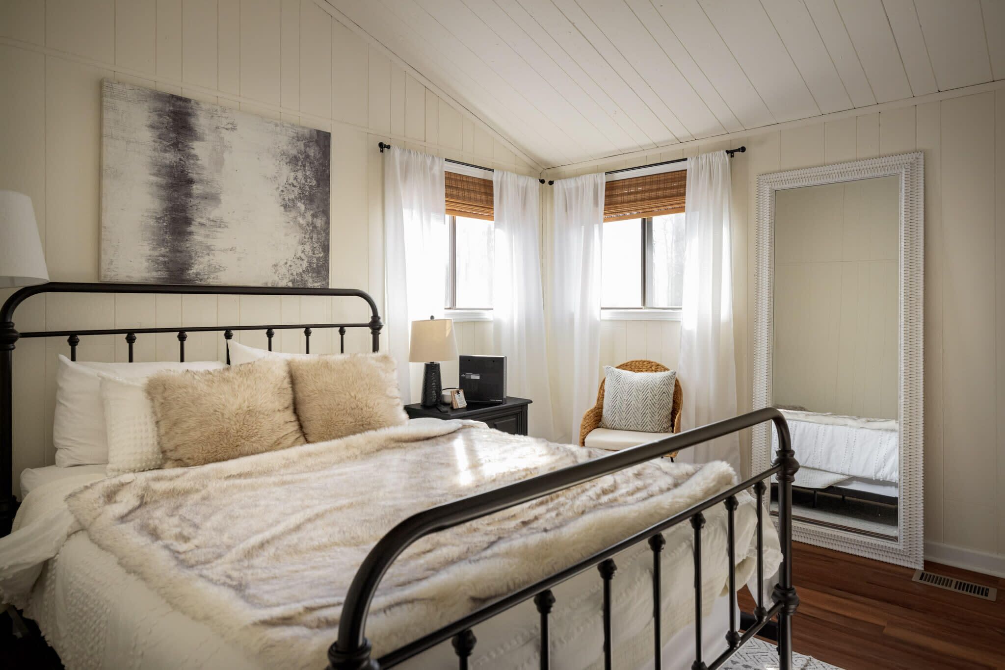 2 bedrooms, iron/ironing board, WiFi, bed sheets