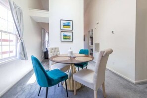 Dining - Cheerful 2 Bedroom Home near Virginia Wesleyan (Virginia Beach)