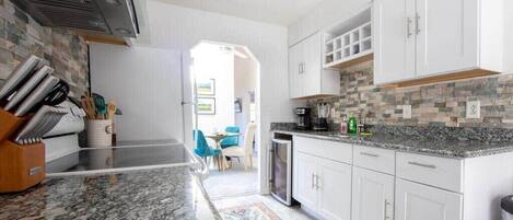 Micro-ondes, four, cafetière/bouilloire, grille-pain