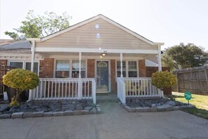 Exterior - Cheerful 2 Bedroom Home near Virginia Wesleyan (Virginia Beach)