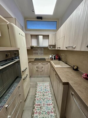 Een vaatwasser, een koffiezetapparaat/waterkoker