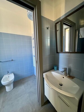 Hårføner og håndklær