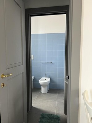 Sèche-cheveux, serviettes fournies