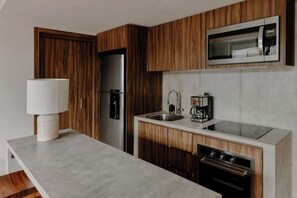 Kjøleskap, mikrobølgeovn, kokeplater og kaffetrakter/tekoker