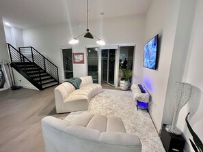Living area - Spacious Midtown Houston Townhome With Balcony (Houston)