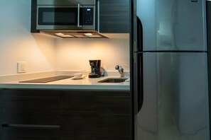 Kjøleskap, mikrobølgeovn, kokeplater og kaffetrakter/tekoker